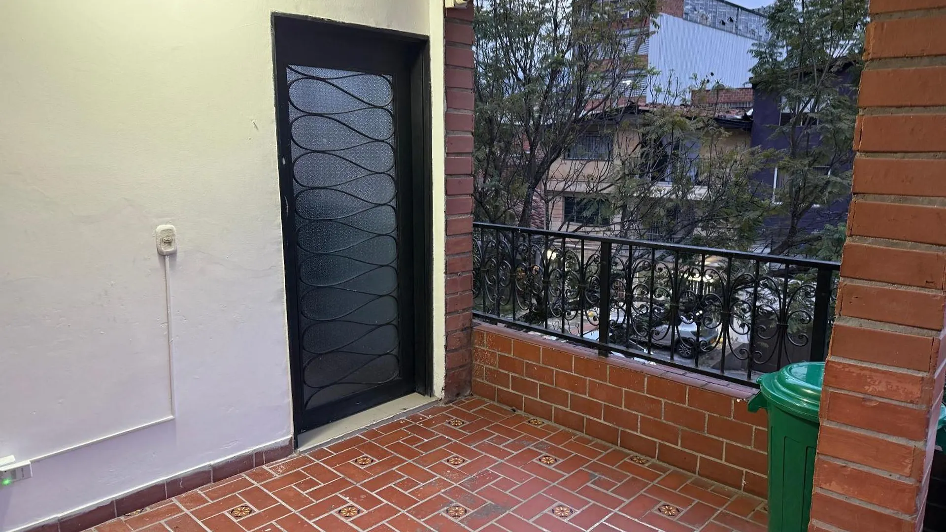 Amplia habitacion con balcon Medellín Colombia
