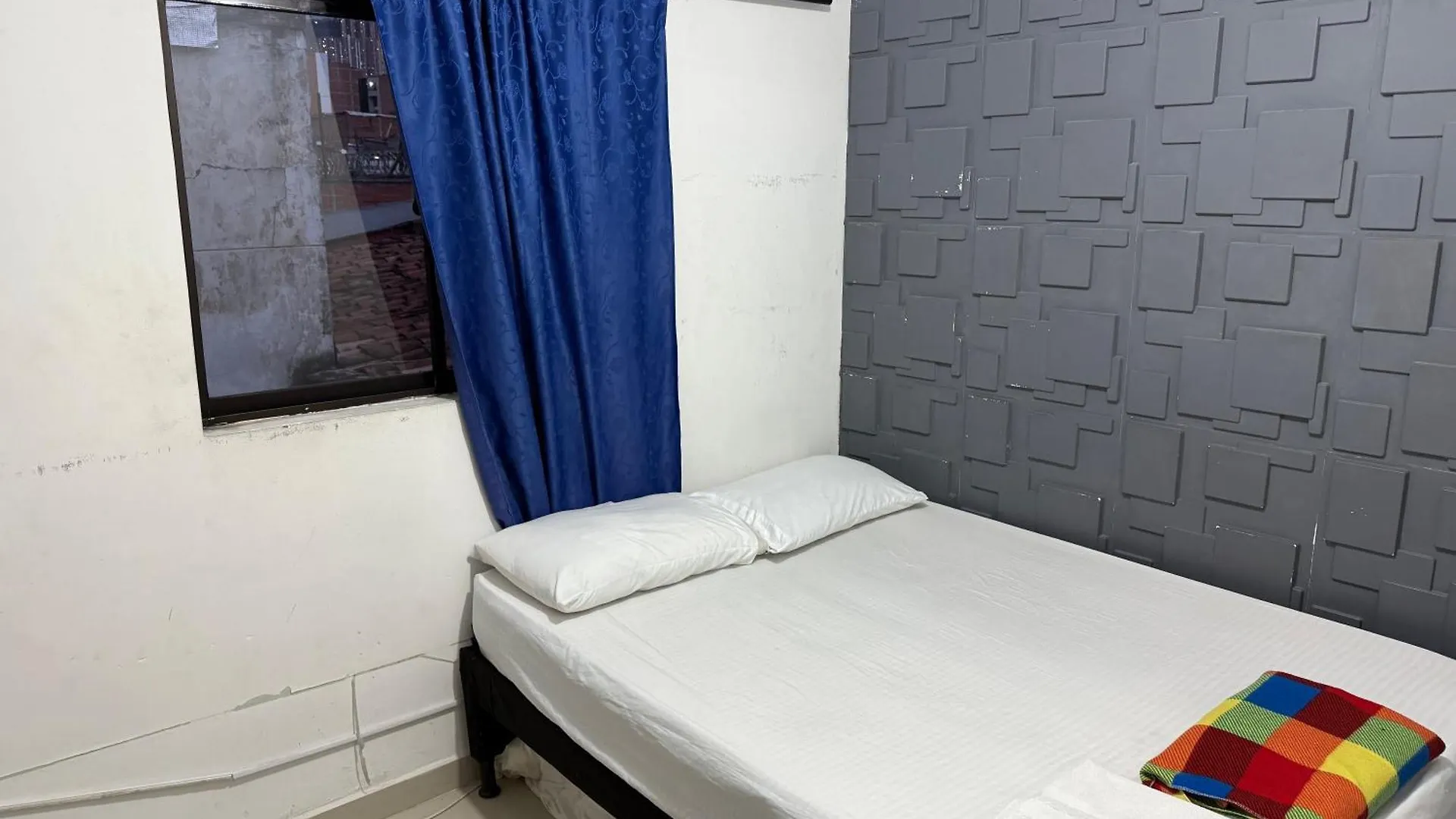 Amplia habitacion con balcon Medellín Colombia